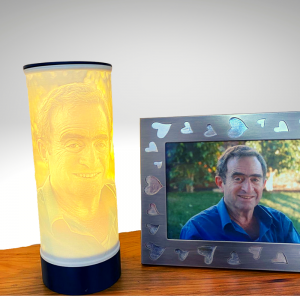 מנורת הנצחה גלילית תבליט