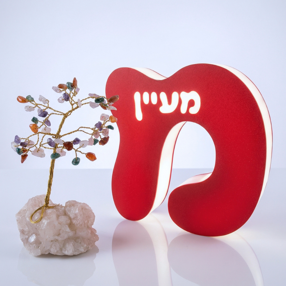 אות עברית מוארת עם שם – רומטק 3D