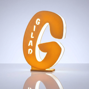 אות אנגלית בהטייה מוארת עם שם