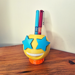 מעמד אישי לכלי כתיבה  אמוג'י מתלהב