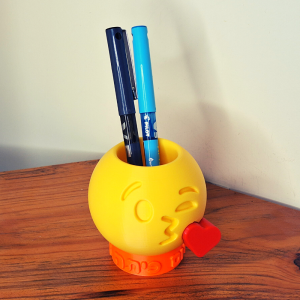 מעמד אישי לכלי כתיבה  אמוג'י נשיקה ולב